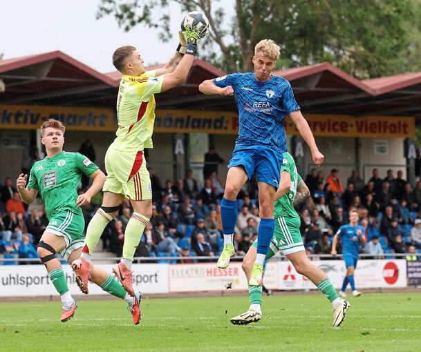 Potenzial nicht ausgeschöpft: Julian Kudala, hier gegen Ex-SGV-Keeper Michael Gelt.