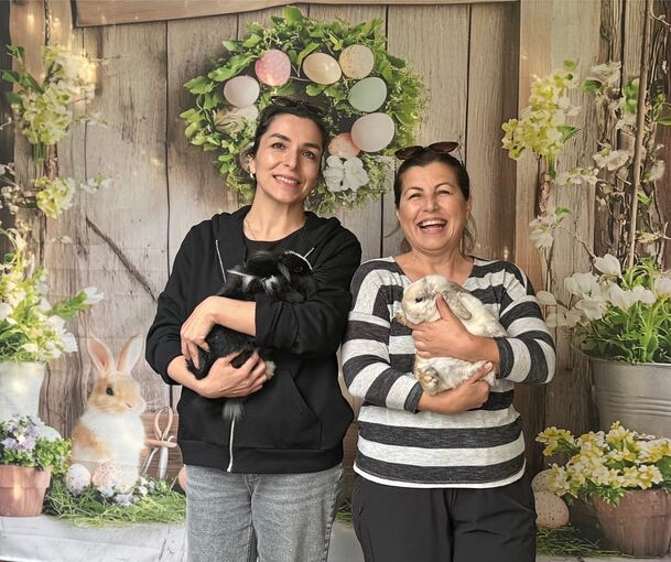 Meltem Ergün und Nilgün Hiz (von links) kümmern sich gerne um ihre Kaninchen.