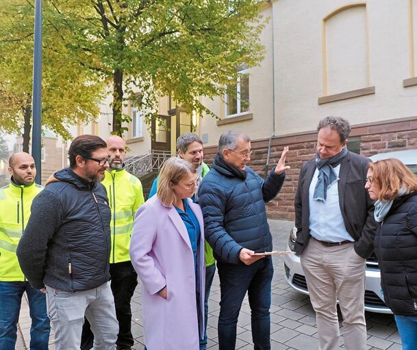 Vor-Ort-Gespräch von Vertretern der Schule und Stadtverwaltung.
