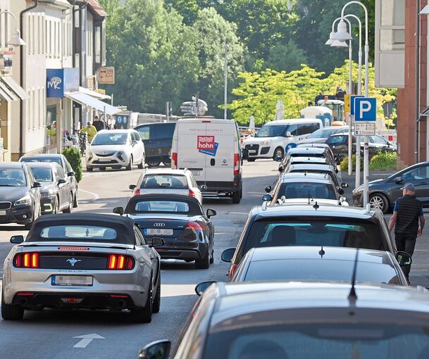 Zu den Stoßzeiten herrscht in der Bahnhofstraße dichter Verkehr und Parkplätze sind knapp.