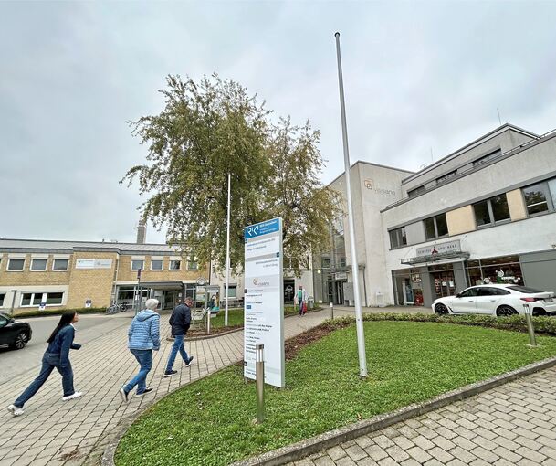 Das Ärztehaus und die frühere Klinik (links), in der jetzt etliche andere Nutzungen untergebracht sind.