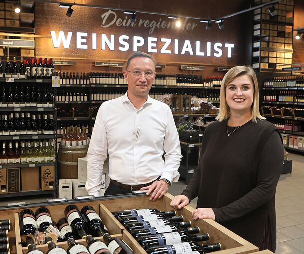 Ihnen liegt Regionalität am Herzen: Uwe Fuhrmann, Filialleiter in Steinheim, und Teresa Baumann, Leiterin Regionalität im Einkauf bei Kaufland.