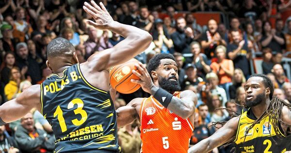 Der Chemnitzer Corey Davis (rechts) zieht gegen Ludwigsburgs Kapitän Yorman Polas Bartolo zum Korb.