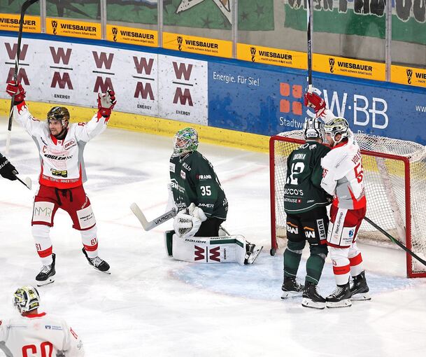 Jubelnde Bad Nauheimer, konsternierte Bietigheimer: EC-Topscorer Jordan Hickmott reißt nach seinem Tor zum 1:0 jubelnd die Arme hoch. Die Steelers-Profis Alexander Preibisch, Olafr Schmidt und Pawel Dronia (von links) haben das Nachsehen