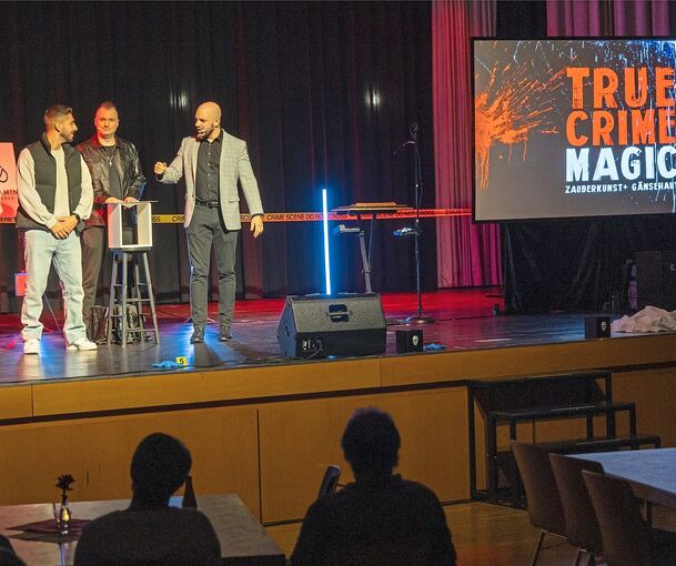 Benjamin Gleissner (rechts) und Christopher Köhler (Mitte) holten bei „True Crime Magic“ auch Zuschauer auf die Bühne.