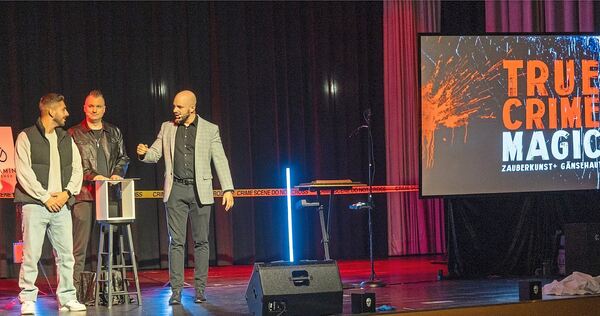Benjamin Gleissner (rechts) und Christopher Köhler (Mitte) holten bei „True Crime Magic“ auch Zuschauer auf die Bühne.