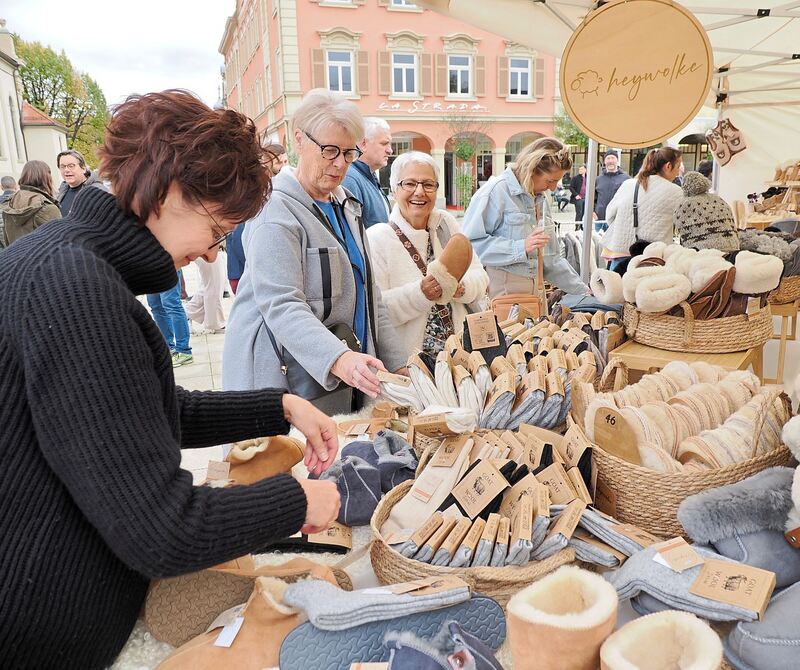 Stöbern auf dem Kunst- und Handwerkermarkt.