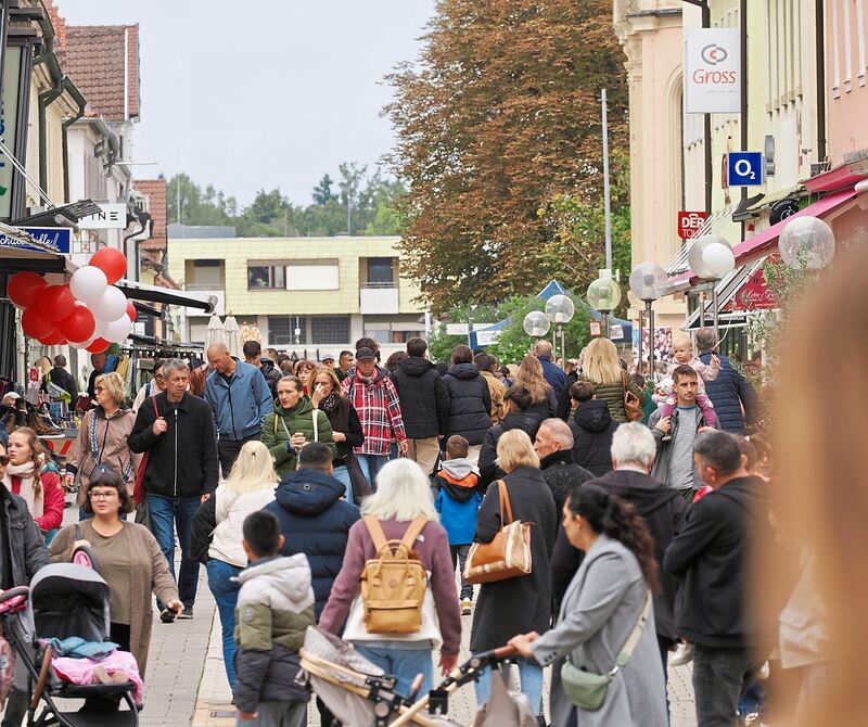 Volle Fußgängerzone beim Kastanienbeutelfest in Ludwigsburg.