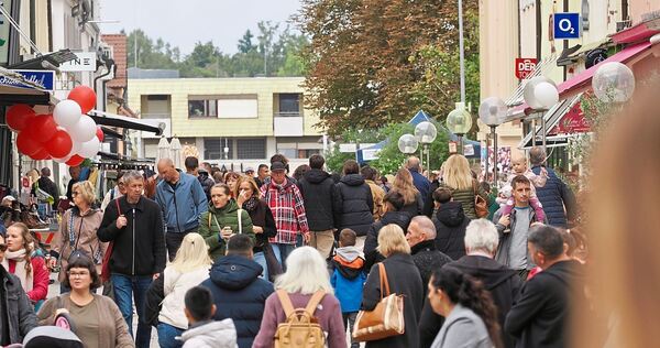 Volle Fußgängerzone beim Kastanienbeutelfest in Ludwigsburg.