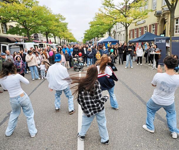 Tanzvorführung in der Wilhelmstraße.