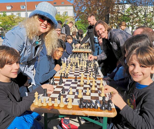 Schach-Großmeisterin Vesna Misanovic (links) spielt zwölf Partien gleichzeitig.