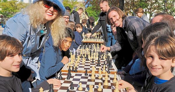 Schach-Großmeisterin Vesna Misanovic (links) spielt zwölf Partien gleichzeitig.