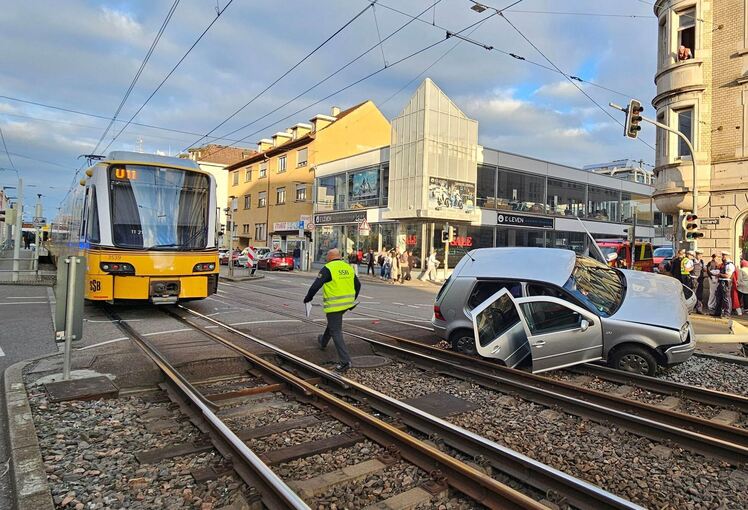 Auto kollidiert mit Stuttgarter Stadtbahn
