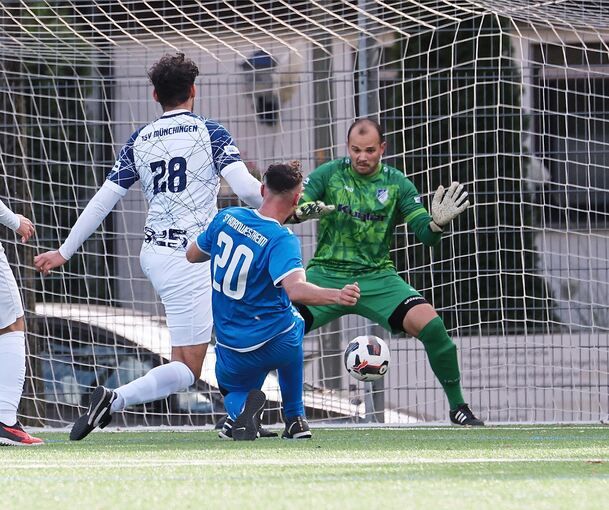 Kornwestheims Danny Schima (Mitte) überwindet Münchingens Torwart Maximilian Kunz bei seinem Treffer zum 1:0.