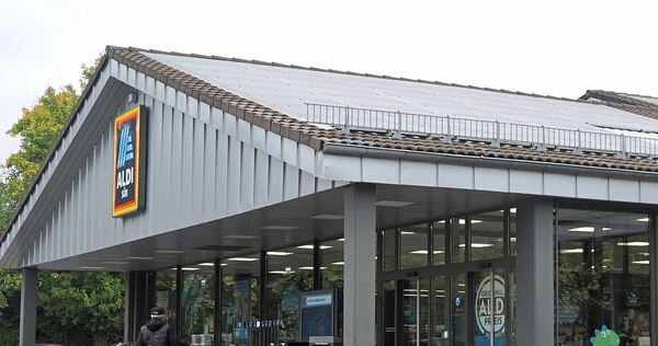 Der Freiberger Aldi-Markt in der Weidengasse wird abgerissen, sobald der neue gebaut wurde. Im Obergeschoss ist aktuell eine Kita geplant.