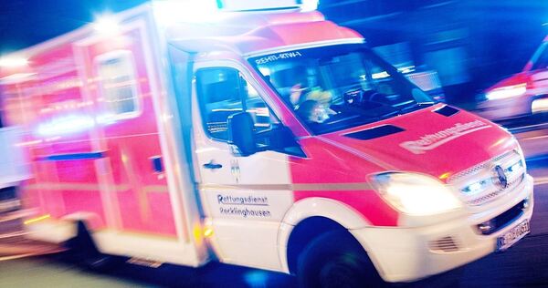 Der Rettungsdienst bringt den Jungen ins Krankenhaus.