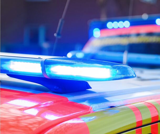 Der Rettungsdienst bringt Fahrer und Beifahrer ins Krankenhaus.