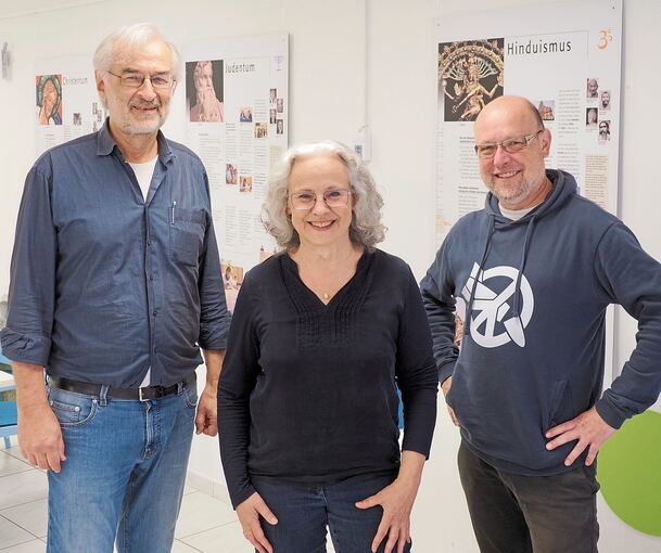 Drei der sieben Mitglieder des Marbacher Friedensstammtisches vor der Ausstellung im Treff-Q: Peter Streiff, Marianne Esger-Kraft und Roland Blach (von links).