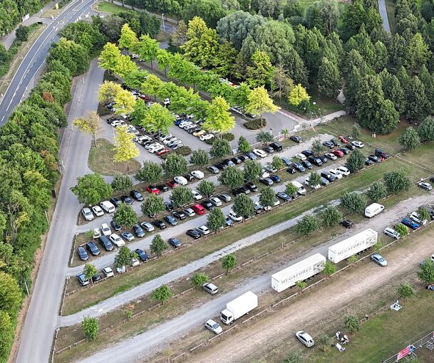 Wann kommen die Parkgebühren? Blick aus der Vogelperspektive auf den Parkplatz am Monrepos.