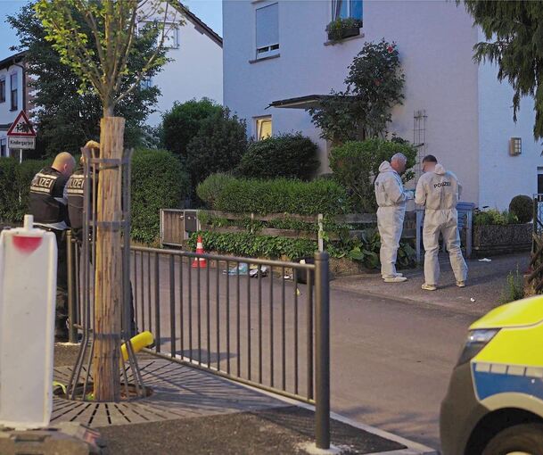 Nach dem Anschlag im Mai 2025 sucht die Polizei an der Tammer Silcherstraße nach Spuren. Der Fall löst im Herbst auch die Korruptionsermittlungen bei der Staatsanwaltschaft Stuttgart aus.