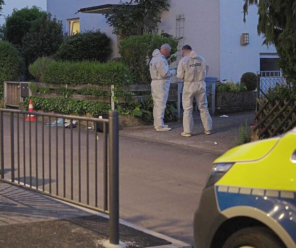 Spurensicherung nach der Tat in Tamm, bei der ein Mann am 12. Mai 2025 schwer verletzt wurde.