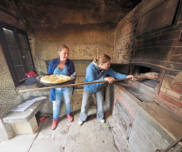 Der Ofen im Backhaus läuft auf Hochtouren.