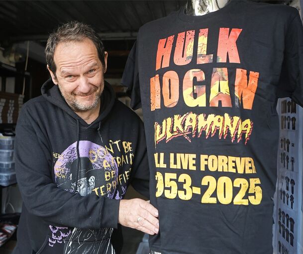 Jordan Müllner verkauft alle möglichen Artikel zum Thema Wrestling.