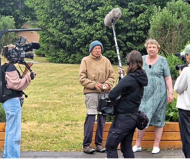 Eva Klingner und Jockel bei den Dreharbeiten zur Dokumentation „Asternweg – 10 Jahre danach“.