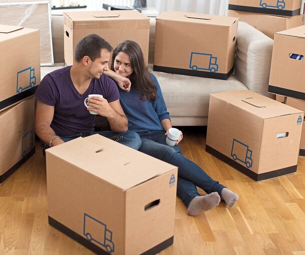 Geschafft: Die Umzugskisten stehen im neuen Heim. Damit der Einzug in die neue Wohnung möglichst stressfrei gelingt, ist gute Planung das A und O.