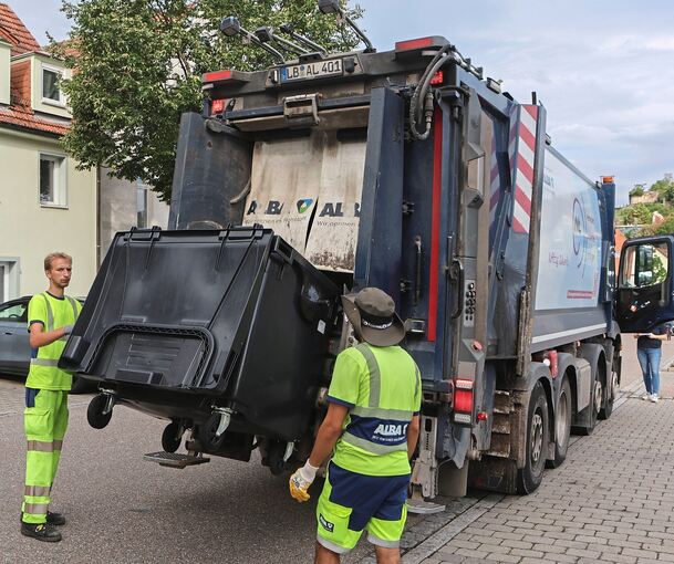 Müllwerker im Auftrag der kreiseigenen Abfallverwertungsgesellschaft AVL bei der Arbeit in Vaihingen.