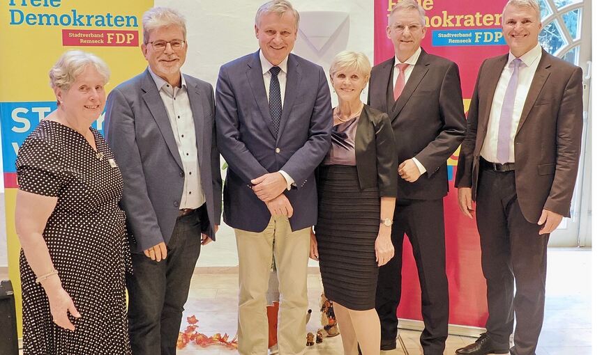 Vertreter der FDP Remseck beim Festakt mit Landeschef Hans-Ulrich Rülke (Dritter von links) und OB Dirk Schönberger (rechts).