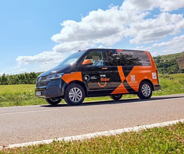 Die Kleinbusse des „VVS-Rider“ holen Fahrgäste auf Anforderung ab.