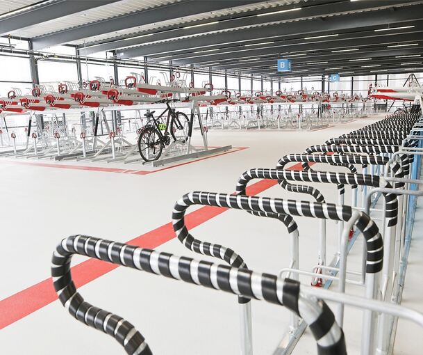 Blick in das Fahrradparkhaus kurz vor der Eröffnung.