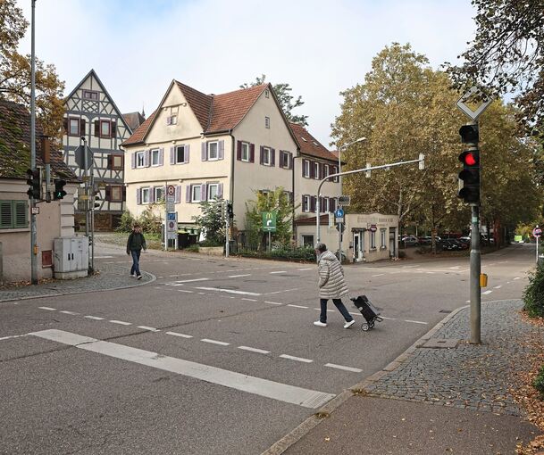 Die Fußgänger müssen hier am Cottaplatz oft lange warten, bis sie Grün bekommen und queren können.