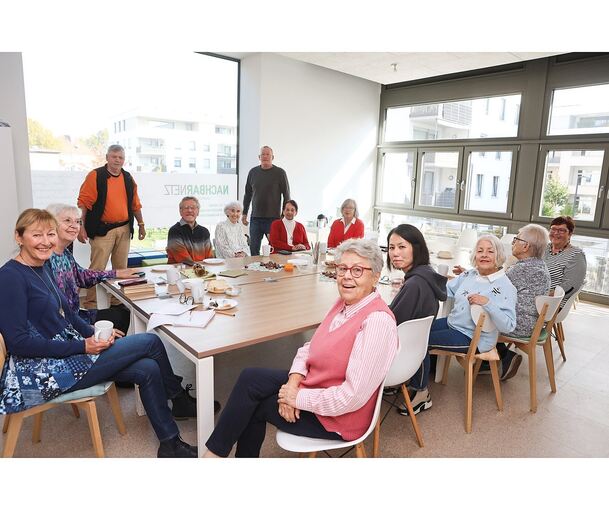 Dienstagsfrühstück in lichten Räumen: Das Nachbarnetz mit der Vorsitzenden Cornelia Graf (links) und ihrer Stellvertreterin Christel Ulshöfer (vorne) ist vier- bis fünfmal die Woche geöffnet.