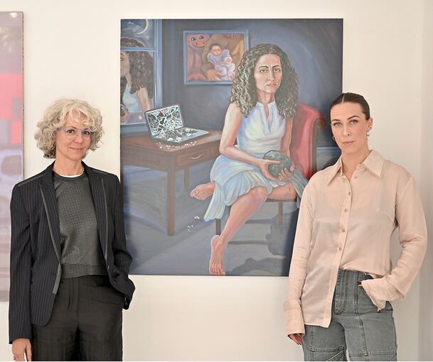Überlebenstipps für die heutige Zeit, als Kunst: Perg-Chefin Ann-Kathrin Eisenbarth (rechts) und die New Yorker Künstlerin Patty Horing in der Ausstellung.