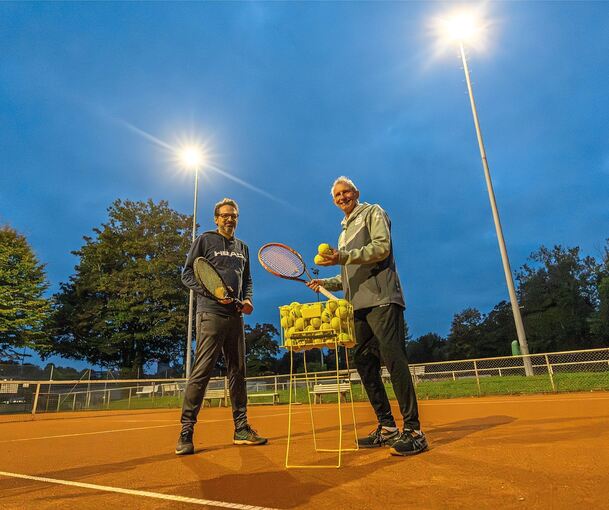 Das LED-Flutlicht des Tennisclubs Besigheim spart Energie. Für Stefan Nell (links) und Christian Efler vom Tennisclub Besigheim sind die neuen Lichter daher ein Gewinn.