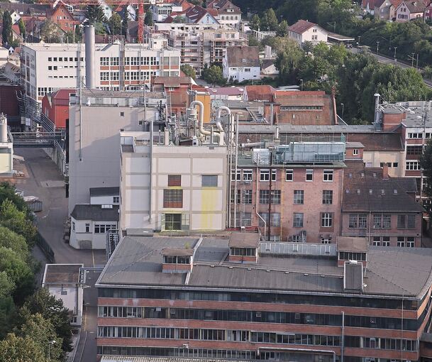 Die Fabrik von Sun Chemical in Besigheim. Wegen Bauarbeiten des Unternehmens ist der Enztalradweg derzeit gesperrt.