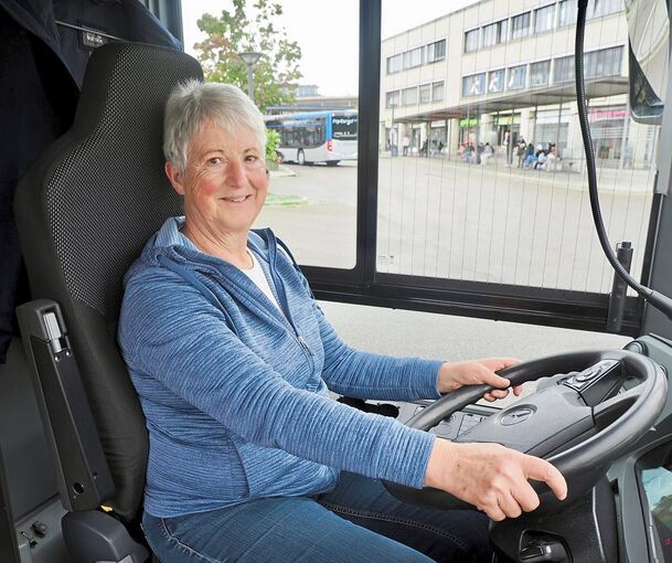 Seit vielen Jahren am Steuer: Heide Sverak in einem Spillmann-Bus am Bietigheimer Bahnhofsplatz.