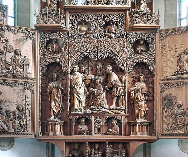 Der über 500 Jahre alte Hochaltar in der Besigheimer Stadtkirche St. Cyriakus zeigt einige Sünder und Heilige.
