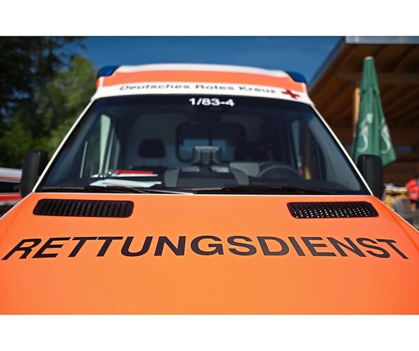 Der Rettungsdienst muss den Rollerfahrer ins Krankenhaus bringen.
