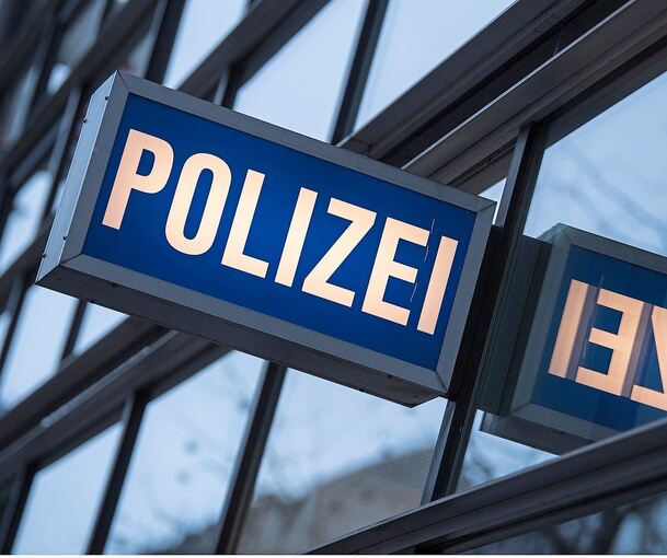 Der oder die Geschädigte eines Unfalls in Bietigheim soll sich bei der Polizei melden. Der oder die Geschädigte eines Unfalls in Bietigheim soll sich bei der Polizei melden.