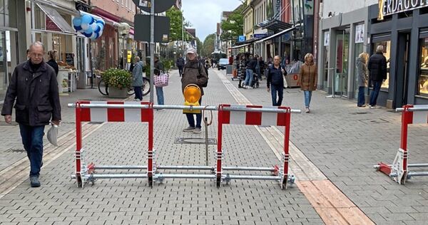 Einige der sogenannten HTS-Sperren bei der Ludwigsburger Antikmeile in der Fußgängerzone.
