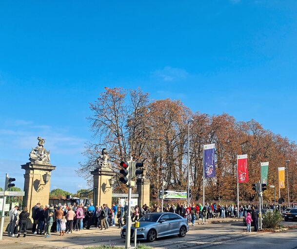 Lange Schlangen vor dem Blüba trotz zwei geöffneter Eingänge an der Schorndorfer Straße. Am späten Samstagvormittag waren Bärenwiese, Rathaus- und Akademiehofgarage voll belegt.