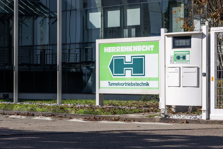 Streit um Blümenkübel vor Herrenknecht-Firmenzentrale