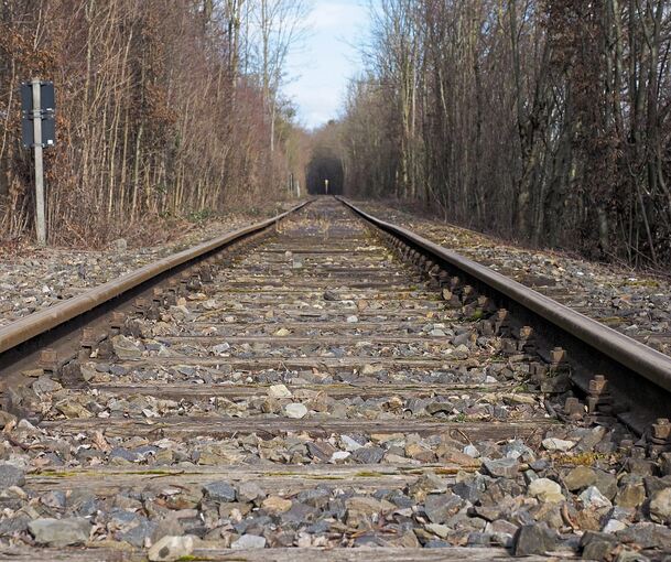 Leeres Gleis zwischen Markgröningen und Ludwigsburg: Ob auf dieser Trasse Ende 2031 Züge fahren werden, scheint derzeit mal wieder völlig offen zu sein.