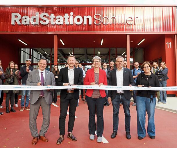 Christian Schneider (Vorsitzender SWLB-Geschäftsführung), Bürgermeister Sebastian Mannl, Staatssekretärin Elke Zimmer, Johannes Rager (SWLB-Geschäftsführer) und Landtagsabgeordnete Silke Gericke.