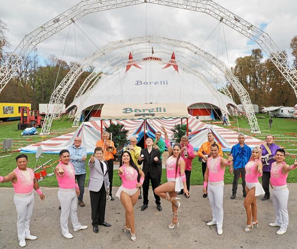 Bühne frei für Zirkus Barelli! Über 60 Menschen wirken an der aufwendigen Show mit.