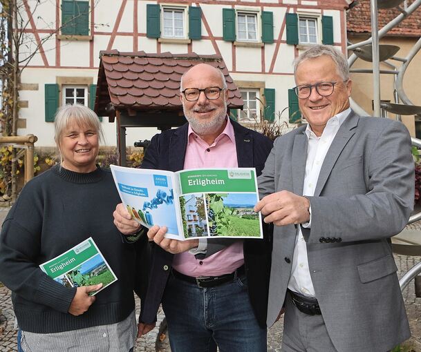 Verleger Gerhard Ulmer (rechts) überreicht Bürgermeister Rainer Schäuffele ein druckfrisches Exemplar der Bürgerinformation Erligheim.