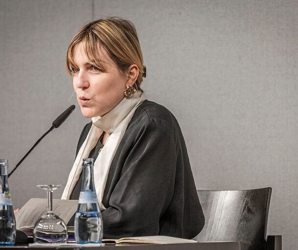 Frieda Paris, Preisträgerin des Literaturstipendiums Baden-Württemberg 2025, mit ihrem Lyrikdebüt „Nachwasser“.